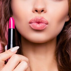 « Honey lips » : la tendance makeup qui sonne le retour des lèvres scintillantes et pulpeuses