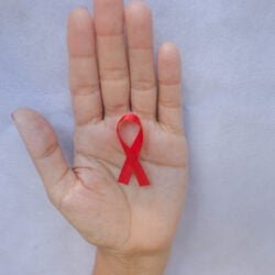 VIH/sida : 5 idées reçues sur les modes de transmission et les traitements