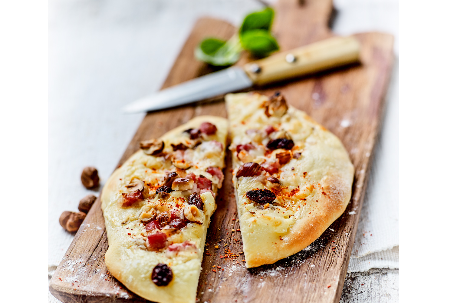 Fougasse de Pur Brebis Pyrénées, poitrine de porc et nois.