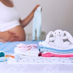 Valise de maternité : les indispensables lorsqu’on accouche en été