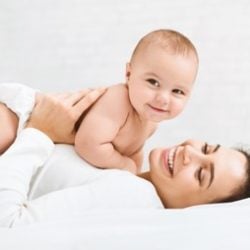 Naissance de bébé : des premiers jours aux premiers pas, on vous dit tout !