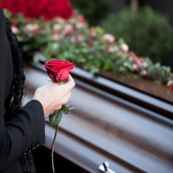 Démarches administratives, cartes remerciements décès… Toutes les grandes étapes de l’organisation des obsèques