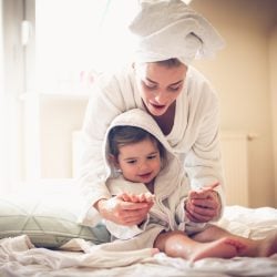 Peignoir ou cape de bain : comment bien sécher son enfant après le bain ?