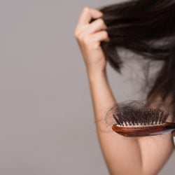 Chute de cheveux femme : quels traitements adopter ?