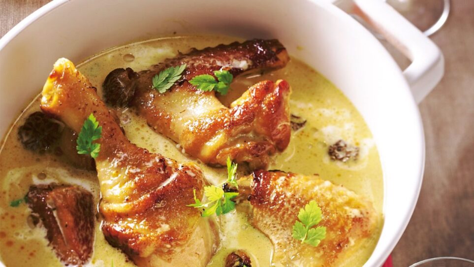 Chapon au vin jaune et aux morilles - Recette - Maximag.fr