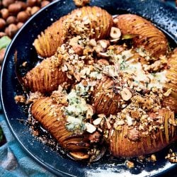 Pommes de terre hasselback/roquefort et noisettes