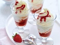 Yaourt glacé, compotée de rhubarbe-fraises